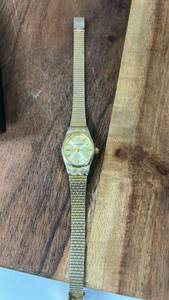 lot 910 image: Vintage Women��sMido Diamond Quartz Two-Tone Stainless Steel Bracelet Watch