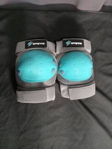 lot 7115 image: SporFine Knee Pads Pair Gray Turquoise