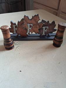 lot 25 image: Fall Thanksgiving Maple Leaf Decorative Display with Salt and Pepper Shakers