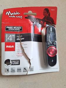 lot 29 image: RCA 4GB mp3 Player TH2014 with FM Radio and USB