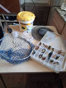 lot 35 image: Frabill 3.5 Gallon Bait Bucket with Lid and Accessories
