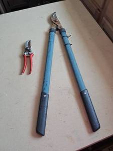 lot 46 image: Garden Tool Set 2 Lopping Shears 1 Pruner Red Handle Blue Shaft