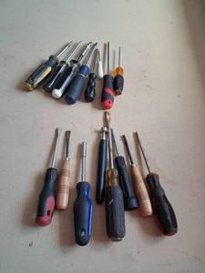 lot 49 image: Lot of 20 Screwdrivers and Chisels Hand Tools Mixed