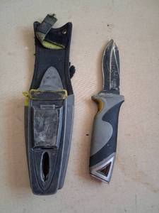 lot 60 image: Camillus Fixed Blade Knife with Sheath