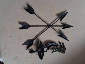lot 69 image: Decorative Metal Arrow Wall Art Set with Kokopelli Figure