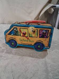lot 79 image: Sesame Street School Bus Tin Lunchbox 2005