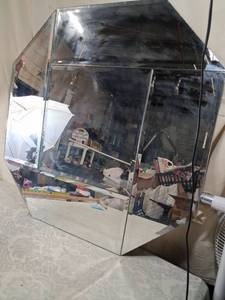 lot 85 image: Octagonal Wall Mirror with Beveled Mirror Panels approx 32in