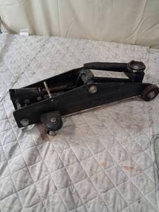 lot 86 image: Floor Jack with Warranty Label