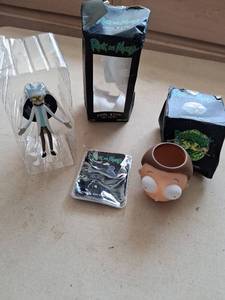 lot 100 image: Rick and Morty Collectibles Lot 5-Piece Figures Pins Cup
