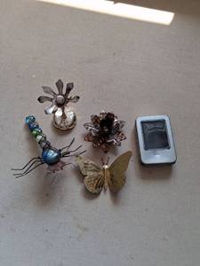 lot 110 image: Lot of 5 Metal Decorative Insect Figurines Butterfly Flower Bug