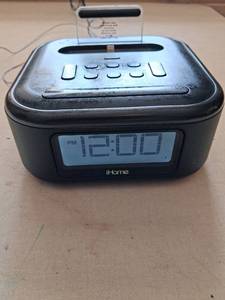 lot 113 image: iHome Dual Alarm Clock Radio iPhone Charging Dock
