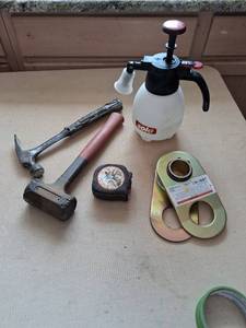 lot 114 image: Solo 2L Pump Sprayer with Hand Tools and Accessories Lot