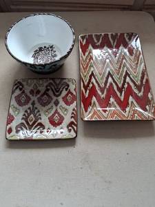 lot 118 image: Decorative Dinnerware Set 5-Piece Bowl Plates Red Ikat Pattern
