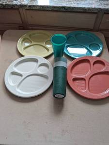 lot 119 image: Plastic Dinnerware Set 4 Compartment Plates Cups Tumblers 8-Piece