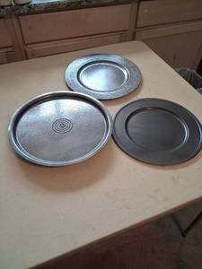 lot 126 image: Lot of 3 Decorative Plates 10 inch to 12 inch diameter