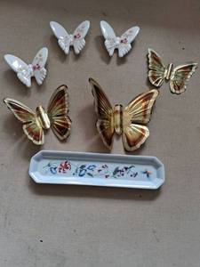 lot 131 image: Butterfly Wall Decor Ornaments Lot 8 Pieces White Gold Ceramic Tray