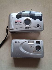 lot 152 image: Bell & Howell 706 Auto Flash and Vivitar 3115 Digital Cameras Lot