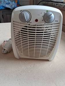 lot 199 image: Comfort Zone Compact Fan Heater with Min-Max Thermostat and Mode Selector