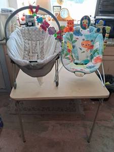 lot 212 image: Infant Bouncer with Soothing Vibration and Toy Arch