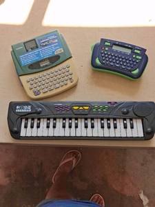 lot 226 image: Kids Station Electronic Keyboard 32 Keys with Speaker and Controls