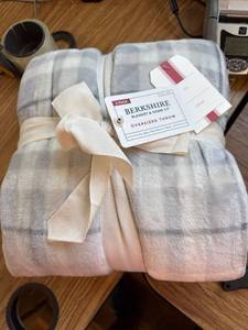 lot 1888 image: Berkshire Blanket & Home Co. Oversized Throw single pack