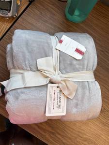 lot 1889 image: Berkshire Blanket & Home Co. Oversized Throw single pack