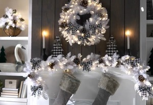 lot 2003 image: Bethlehem Lights 72 Overlit Garland w Color Flip LEDs
