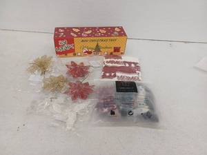 lot 18540 image: Miscellaneous Christmas Holiday Decor Lot