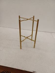 lot 18634 image: Metal Plant Stand