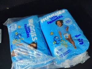lot 8001 image: Huggies Little Swimmers Swim Diapers Size 5 34 diapers