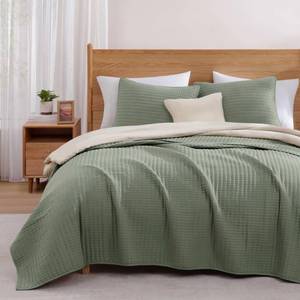 lot 3495 image: Oversized King Quilt-Sage Green Lightweight Bedspreads Quilt Bedding Set