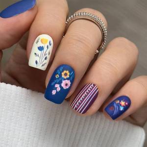 lot 6462 image: CurvLife Short Square Floral Press On Nails, Vintage Floral Charm, Soft Gel
