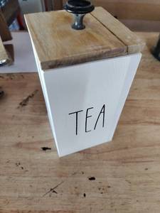 lot 2342 image: White tea Box