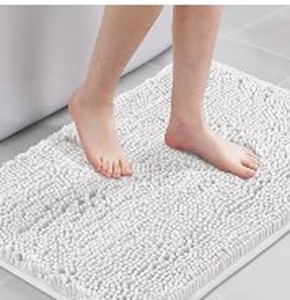 lot 1362 image: Fuzzy white bath mat approximately 3 ft x 2 ft