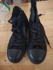 lot 1669 image: Black Converse shoes approximately 10w by 8m