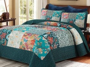 lot 5350 image: Patchwork blanket queen size with pillow cases