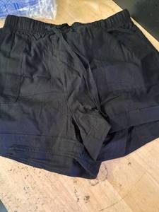 lot 4163 image: Womens Black Shorts Size L Model 77215