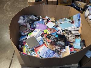 lot 18826 image: Bulk Lot of Books, Educational Materials, Textbooks and Novels