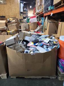 lot 18827 image: Pallet of Phone Cases, IPad Cases, Luggage Tags, Screen Protectors, and More