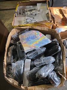 lot 18841 image: Pallet Lot Including Eyeglass Cases, Eyewear, Pop Sockets and More