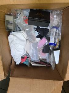 lot 18855 image: Pallet Lot Including Mobile Device Cases and Accessories,  Bags, Mannequins and More