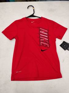 lot 63745 image: red Nike boys graphic tee - S