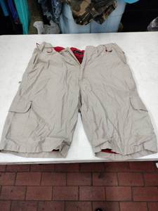 lot 63815 image: No Boundaries brand beige cargo shorts - 40
