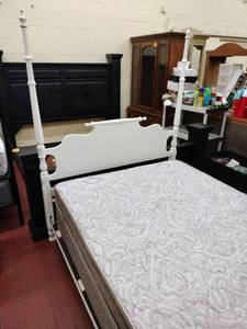 lot 60998 image: Wooden 4-Post Traditional Style Queen Size Bed with Mattress and Box Spring