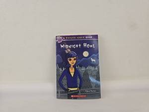 lot 13 image: Midnight Howl by Clare Hutton Poison Apple Book Scholastic