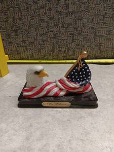 lot 145 image: De Elina Patriotic Eagle American Flag Ceramic Figurine