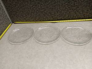 lot 148 image: Clear Glass Serving Plates w Leaf Design Set of 3
