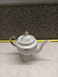 lot 175 image: Porcelain Teapot with Silver Anniversary Commemorative Design