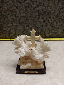 lot 189 image: MRH Decorative Cross & Doves Figurine on Wood Base
