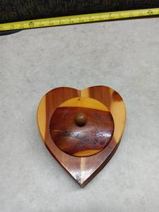 lot 193 image: Wooden Heart-Shaped Decorative Box w Lid